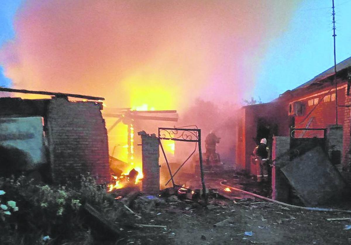 Los bomberos trabajan en la extinción de un incendio provocado por un ataque ucraniano en la región de Bélgorod.