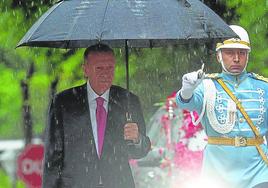 Erdogan llegó al Parlamento para jurar su cargo en medio de una lluvia torrencial.