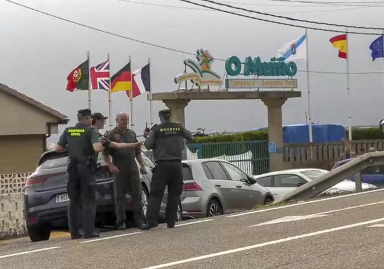 Agentes de la Guardia Civil junto al camping pontevedrés dunde tuvo lugar el crimen este sábado.