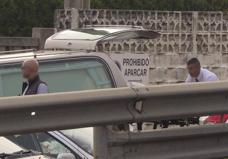 Momento en que el cuerpo de la mujer asesinada es introducido en el coche fúnebre.