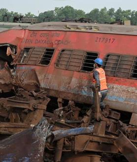 Imagen secundaria 2 - Más de 280 muertos y cientos de heridos en accidente de tren en India