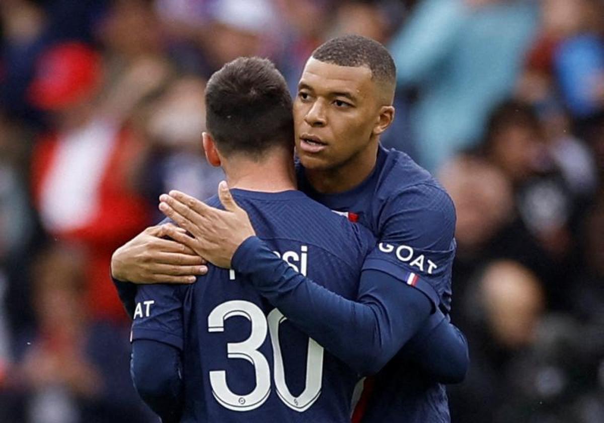 Leo Messi recibe el abrazo de Kylian Mbappé.