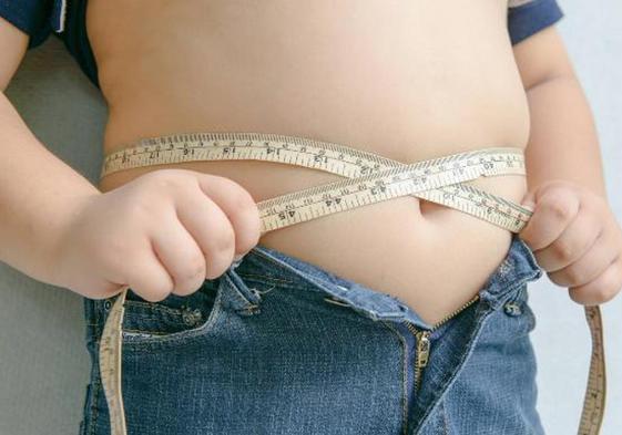 Los pediatras alertan de que el abuso de pantallas multiplica la obesidad infantil