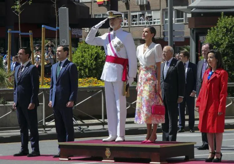 Los reyes, Felipe y Letizia, junto a la ministra de Defensa, Margarita Robles, y el presidente de la Junta de Andalucía, Juanma Moreno durante el desfile del Día de las Fuerzas Armadas este sábado en Granada.