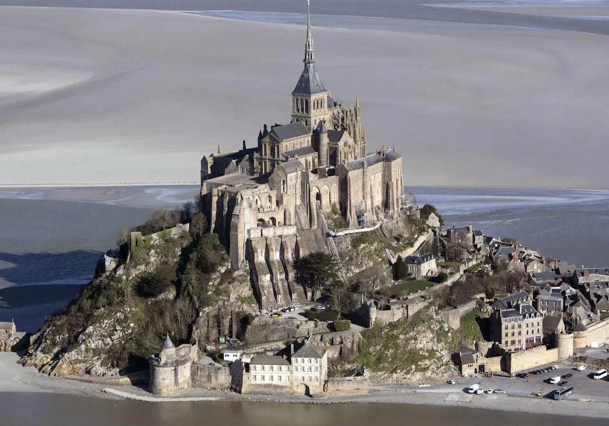 Vista aérea del milenario Monte Saint-Michel en la región francesa de Normandía.