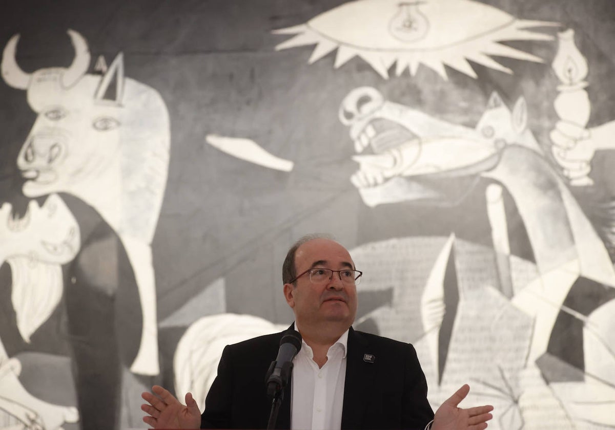 Miquel Iceta, que tiene la última palabra en la designación del director del Reina Sofía, ante el 'Guernica' de Picasso.