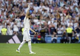 Karim Benzema se despide de la afición del Santiago Bernabéu.