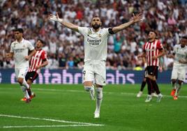 Benzema celebra, emocionado, su último gol con el Madrid.