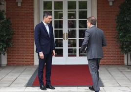 Sánchez recibe a Feijóo en una reunión en la Moncloa.