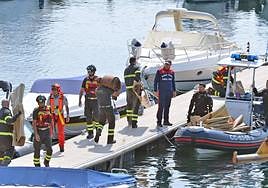 Los equipos de rescate tratan de sacar a flote la embarcación.