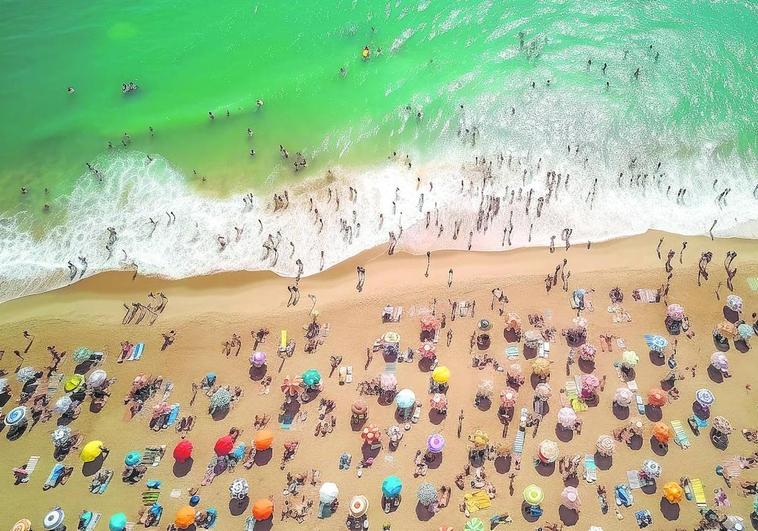 Habrá que madrugar más que nunca para encontrar sitio en las playas españolas, que este verano van a estar más concurridas que nunca.