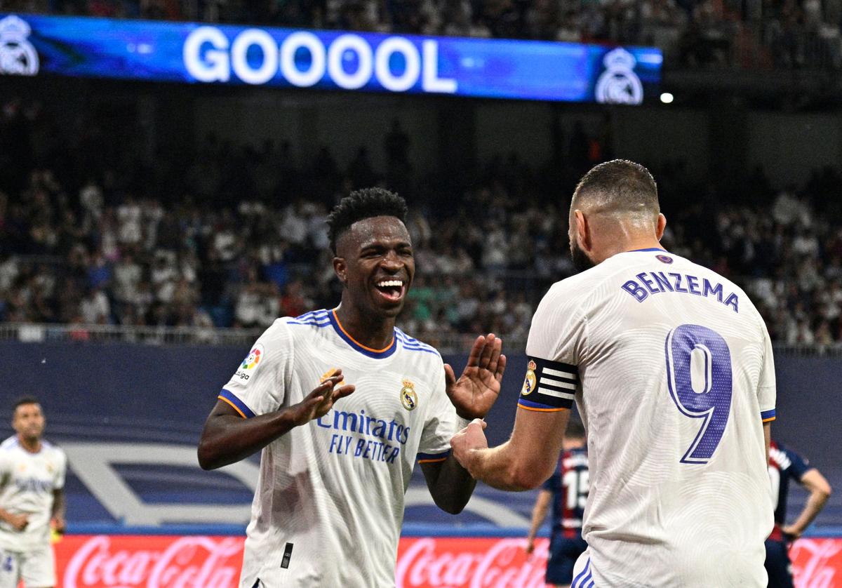 Vinicius celebra junto a Benzema un gol en el Bernabéu.