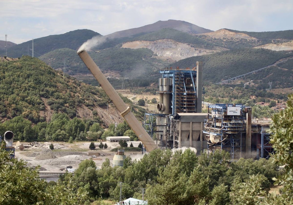 Demolición de la segunda chimenea de la térmica de La Robla, propiedad de Naturgy, el pasado verano