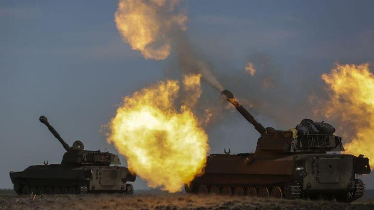 Dos tanques ucranianos disparan sobre posiciones rusas en Donetsk.