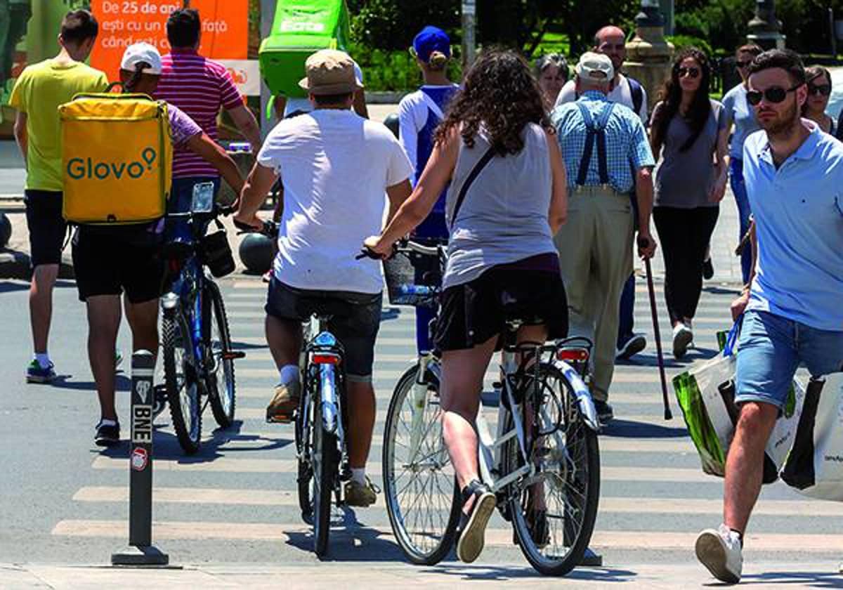 Hay que bajarse de la bici para cruzar por un paso de peatones