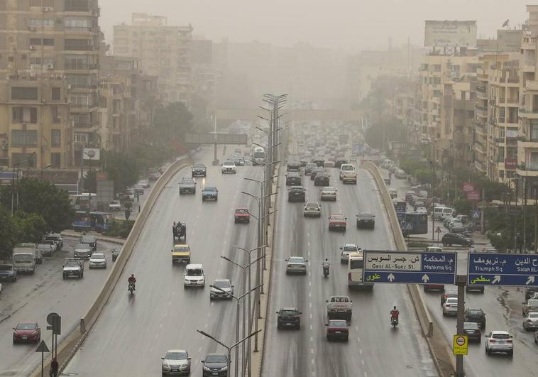 Una enorme tormenta de arena cubre el Canal de Suez y El Cairo