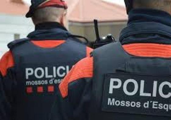 Dos agentes de los Mossos d'Esquadra.