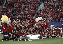 La plantilla de Osasuna celebra su acceso a la Conference League