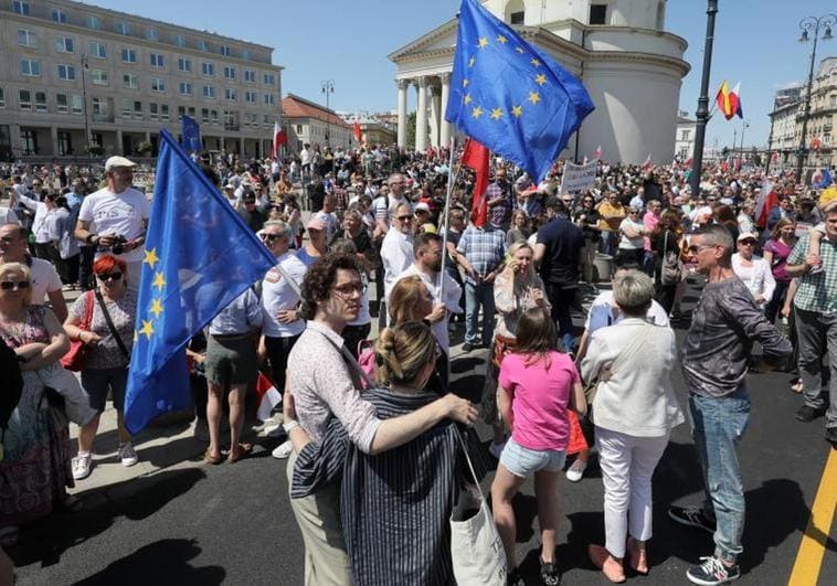 Manifestantes europeístas protestaron el domingo en Varsovia contra las políticas del Gobierno polaco.