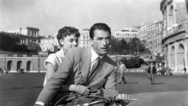 Audrey Hepburn y Gregory Peck, en 'Vacaciones en Roma'.