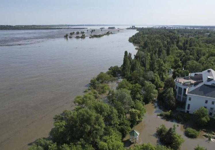 El agua inunda la población de Nueva Kajovka