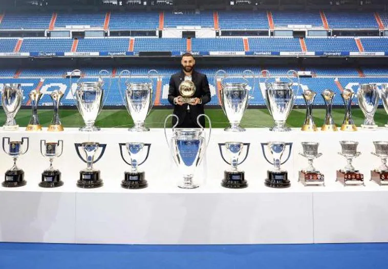 Benzema posa con el Balón de Oro y los 25 trofeos que ha ganado con el Real Madrid.