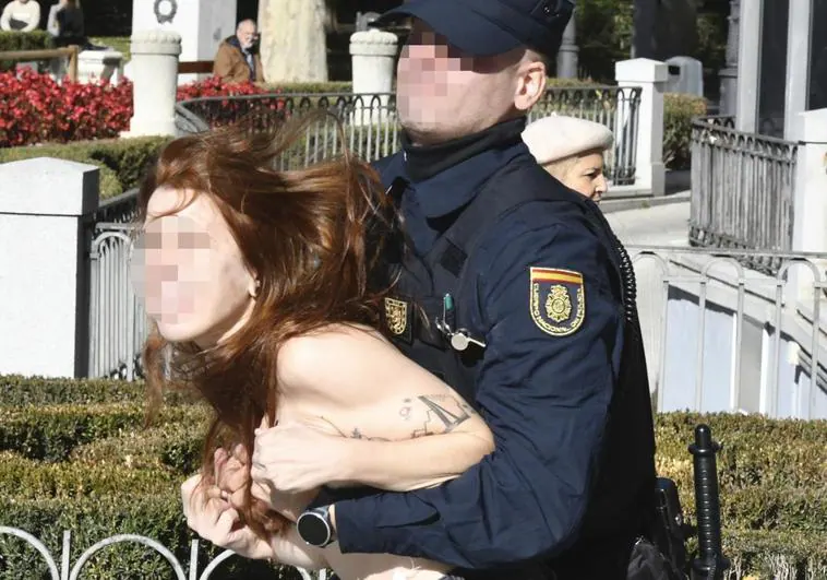 Archivan la causa al policía investigado por tocar los pechos a una activista de Femen