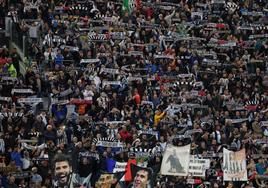 Aficionados de la Juventus, durante el partido de semifinales de Europa League contra el Sevilla.