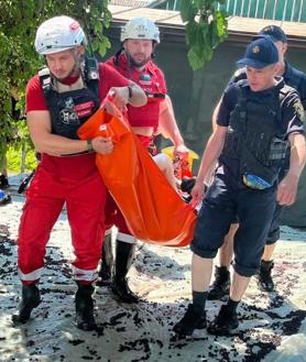 Imagen secundaria 2 - Inundaciones en un distrito de Jersón. | Imágenes de la evacuación urgente.