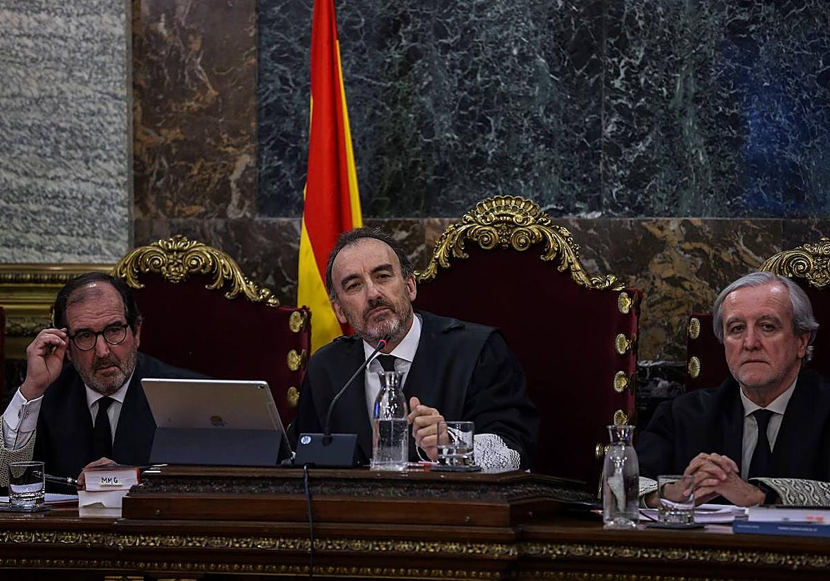 El presidente de la Sala Segunda del Supremo, Manuel Marchena, en un juicio junto a dos compañeros.