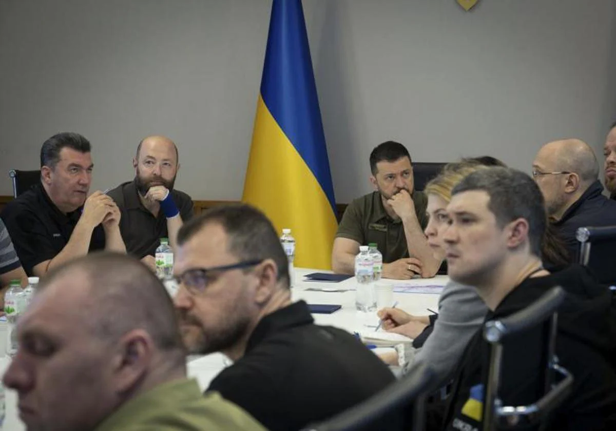 Volodímir Zelenski preside la reunión del Consejo de Seguridad Nacional ucraniano reunido tras la voladura del embalse.