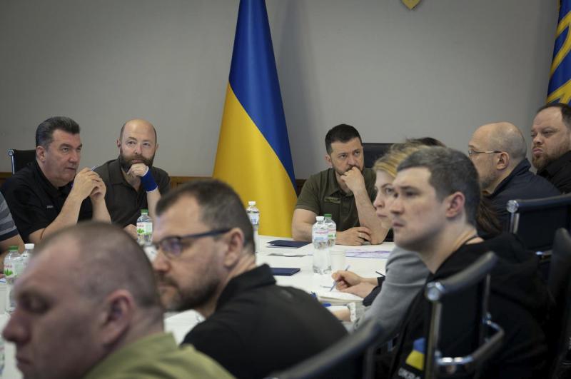 Volodímir Zelenski preside la reunión del Consejo de Seguridad Nacional ucraniano reunido tras la voladura del embalse.