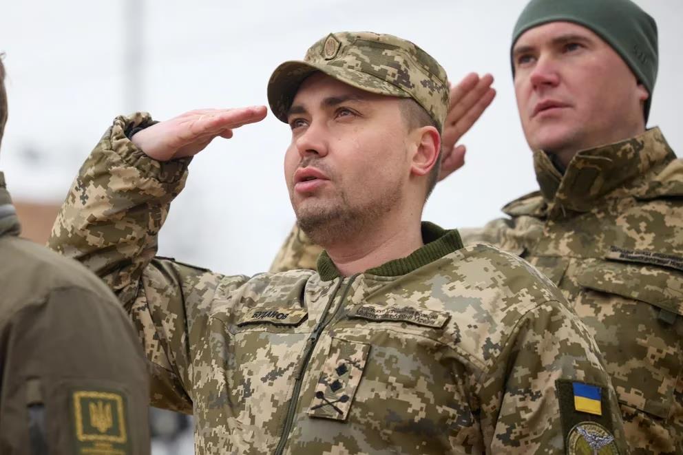 Kyrylo Budanov hace el saludo militar durante un acto oficial.