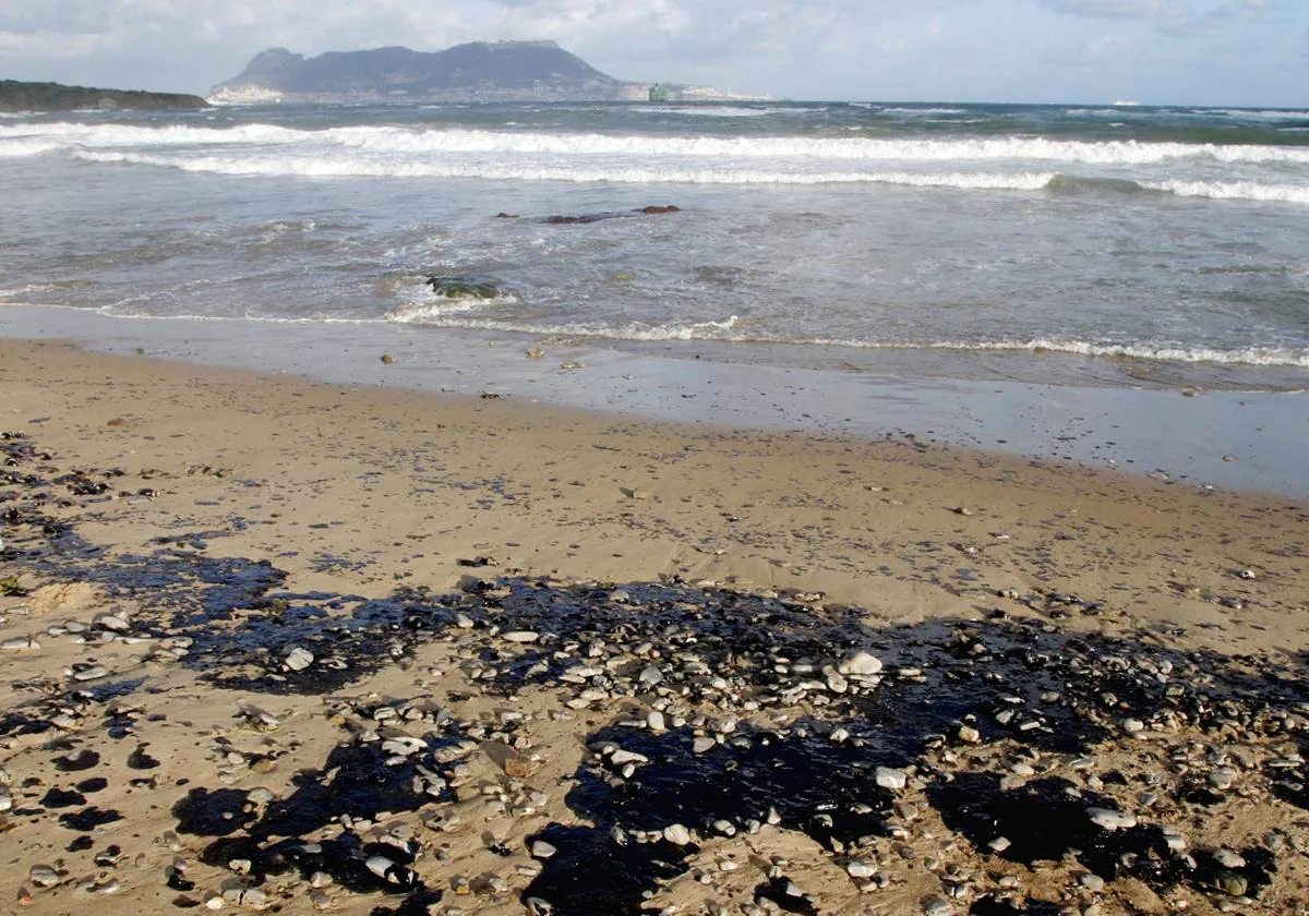 Playa manchada con petróleo.