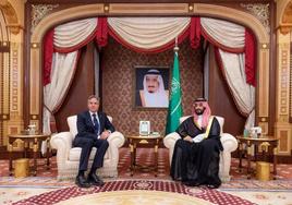 El secretario de Estado de EE UU, Antony Blinken, durante su encuentro con el príncipe heredero Mohamed Bin Salman.
