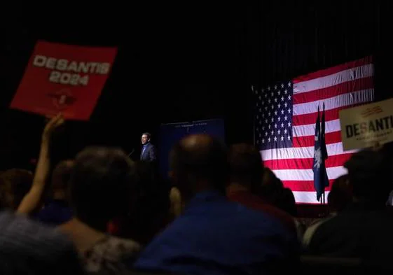 Ron DeSantis, al fondo, durante un reciente acto de campaña en Greenville