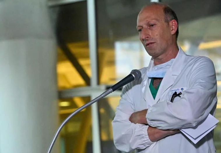 Sergio Alfieri, el cirujano que operó al Papa, atiende a los medios.