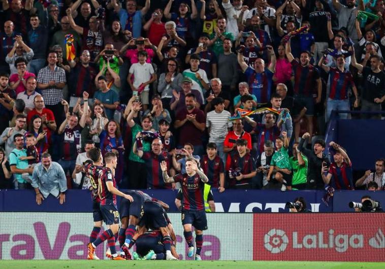 Los jugadores del Levante celebran uno de los dos goles de Roger Brugué al Albacete.