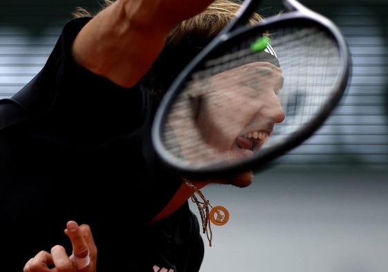 El alemán Alexander Zverev devuelve una bola ante el argentino Tomas Martin Etcheverry este jueves en su partido de cuartos de final.