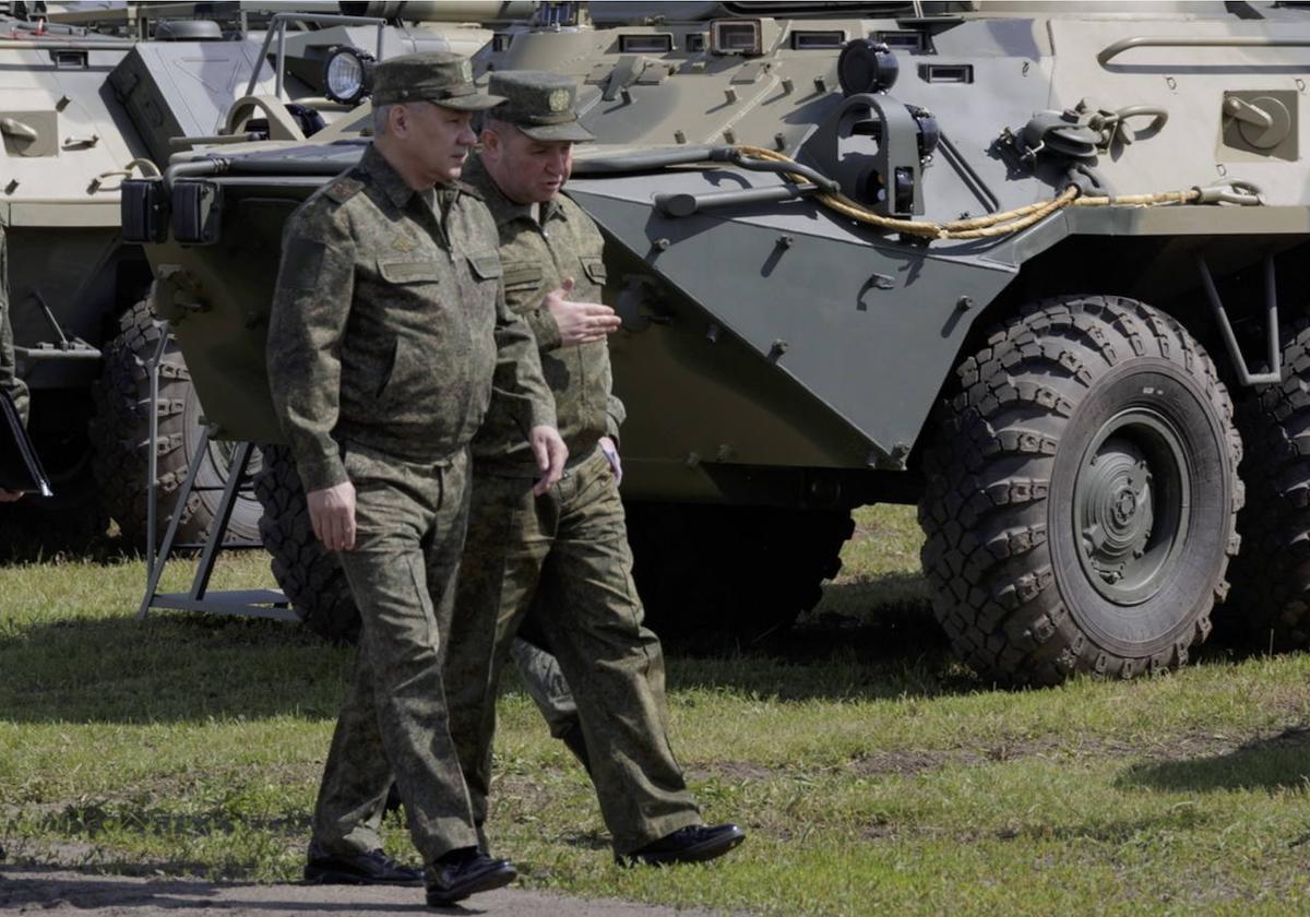 El ministro ruso de Defensa, Serguéi Shoigú, visita los arsenales y la base de almacenamiento del Distrito Militar Occidental.