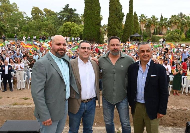 Santiago Abascal junto a Ángel Pelayo Gordillo y otros candidatos de Vox durante la campaña