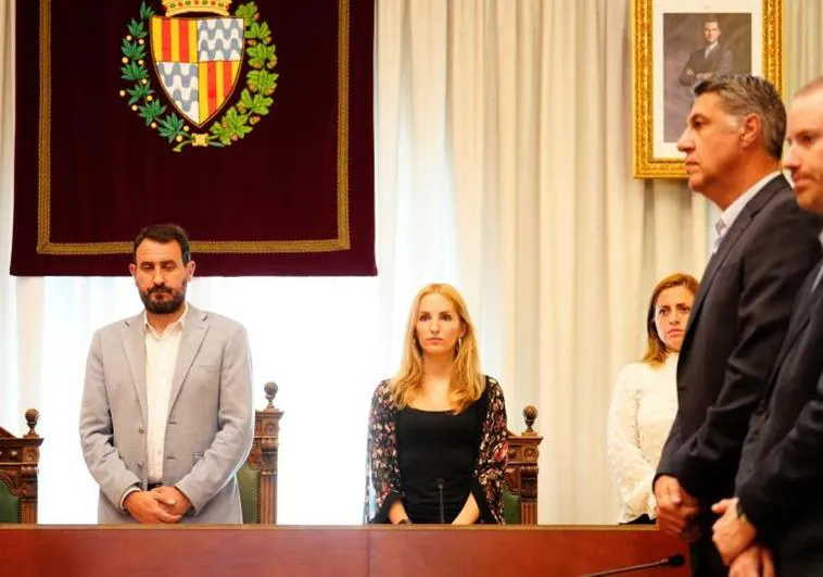 El alcalde Rubén Guijarro (i) , la primer teniente alcalde Aida Llaurado y el ganador de las últimas elecciones municipales, Xavier García Albiol durante el pleno del Ayuntamiento de Badalona.
