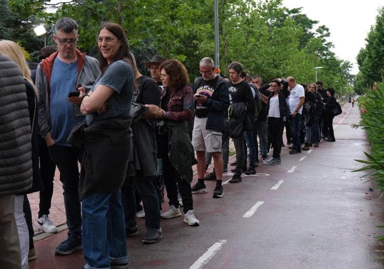 Varias personas hacen cola antes de emtrar a concierto de Bob Dylan en el Jardín Botánico de Madrid.