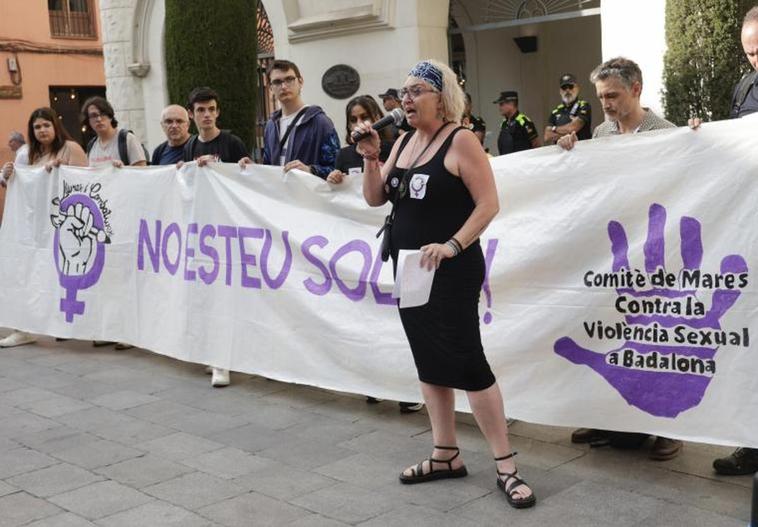 Concentración en Badalona este jueves contra las agresiones sexuales.