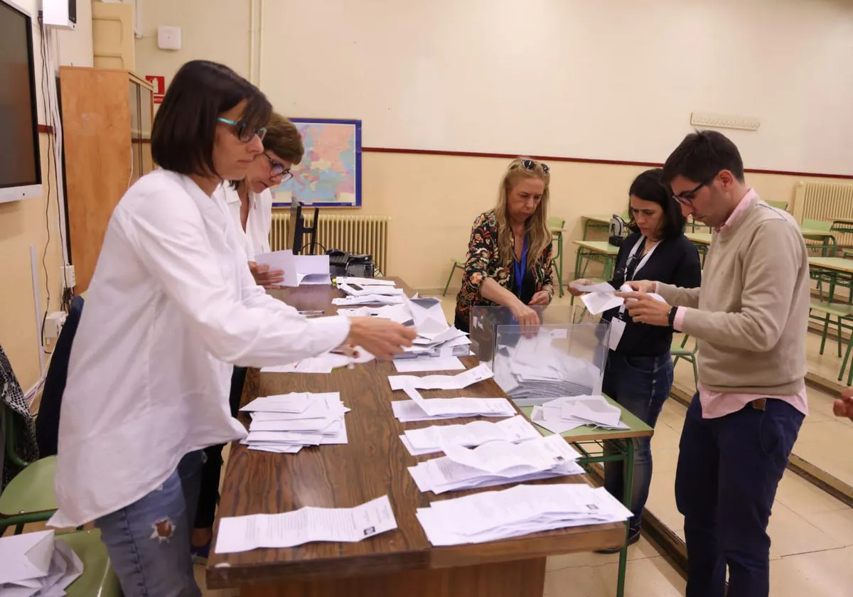 Una mesa electoral cuenta votas tras las últimas elecciones.