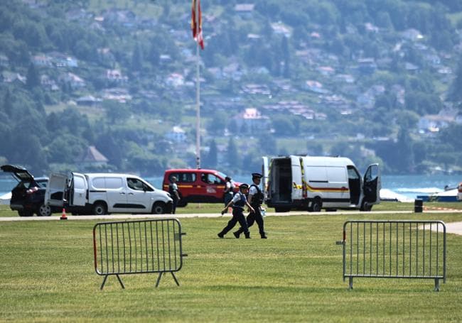 Six injured, four of them 3-year-olds, after being stabbed by a Syrian refugee in France