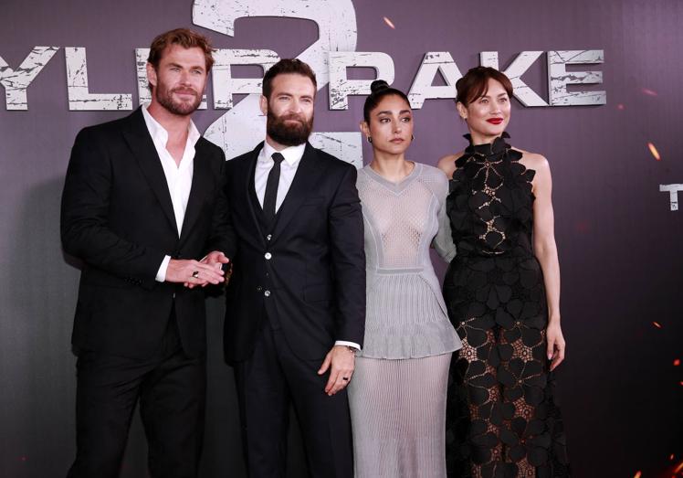 Chris Hemsworth junto al director de 'Tyler Rake 2', Sam Hargrave, y las actrices Golshifteh Farahani y Olga Kurylenko.