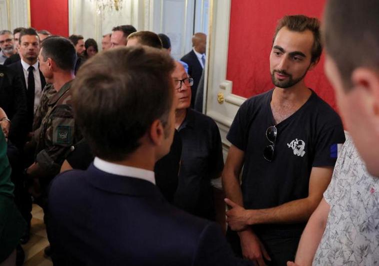 Henri, el joven 'héroe de la mochila' de Annecy, habla con el presidente Macron.