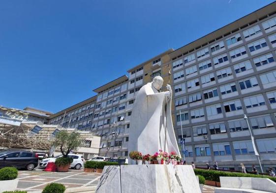 El Papa pasa «tranquilo» su primera noche en el hospital tras ser operado de una hernia