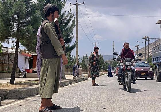 Un miembro de los talibanes hace guardia cerca del lugar donde murió el gobernador en funciones de Badajshán, Nisar Ahmad Ahmaditras, tras un ataque suicida en Afganistán